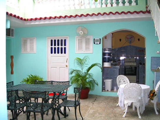 'Patio interior y cocina' is what you can see in this casa particular picture. Casas particulares are an alternative to hotels in Cuba. Check our website cuba-particular.com often for new casas.
